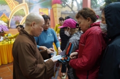 HT.Thích Bảo Nghiêm tặng quà Tết cho trẻ em mồ côi, người khuyết tật những gia đình khó khăn